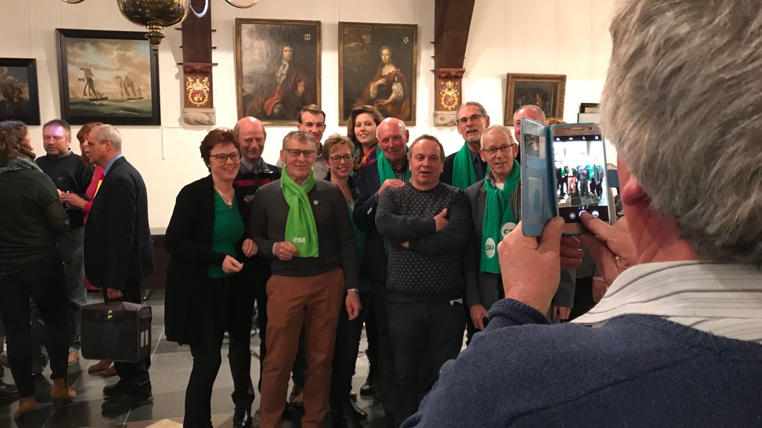 CDA Sluis viert overwinning met een foto tijdens de verkiezingsavond in het Belfort