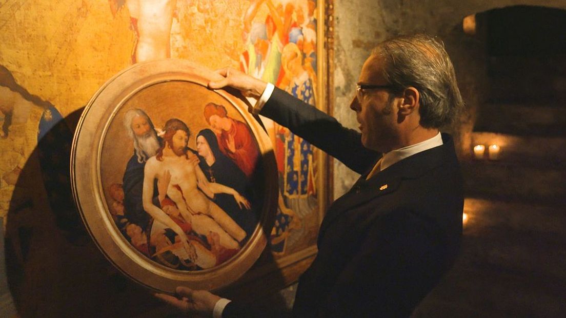 Ridder Bas bewondert La Grande Pietà van Johan Maelwael.