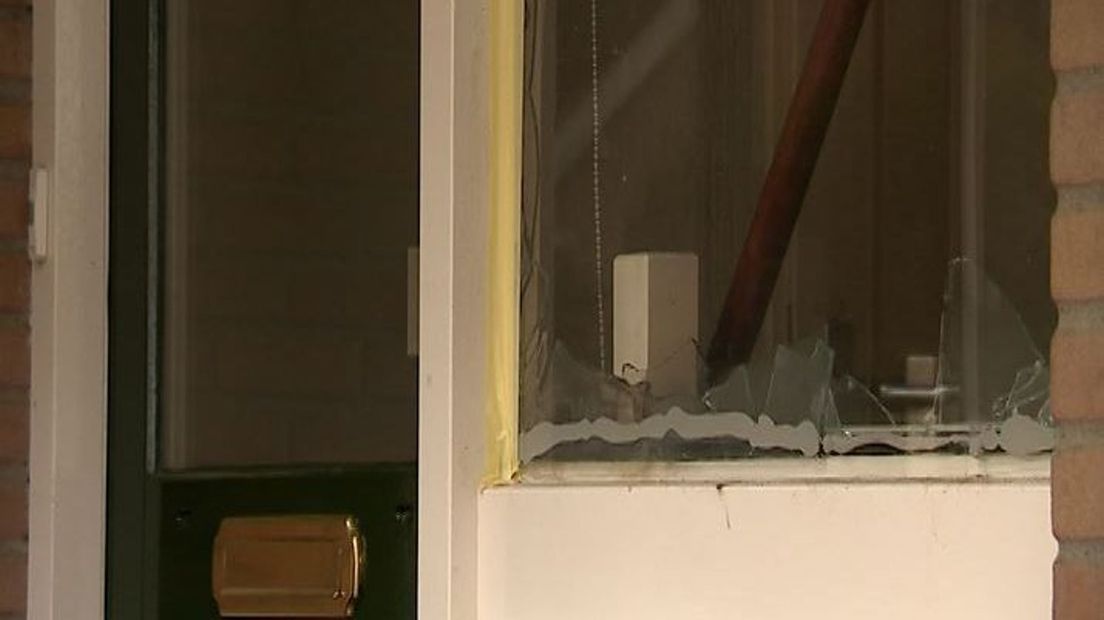 Door de ontploffing raakte de woning zwaar beschadigd