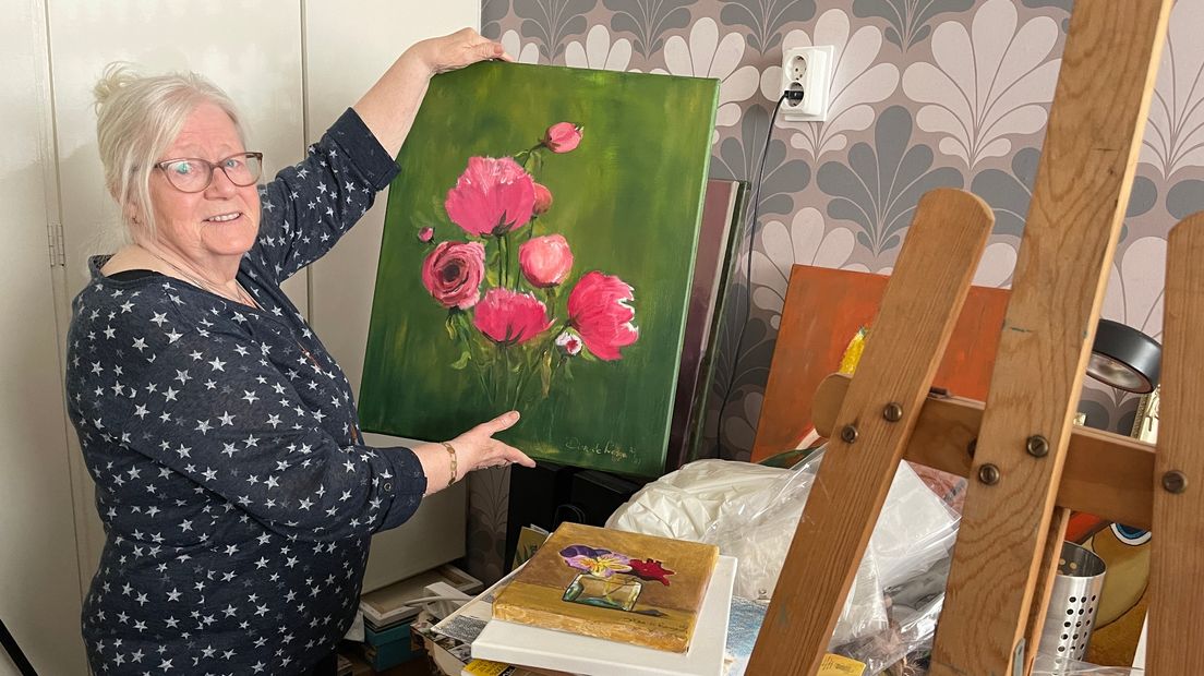 Mevrouw De Lange laat haar schilderijen zien