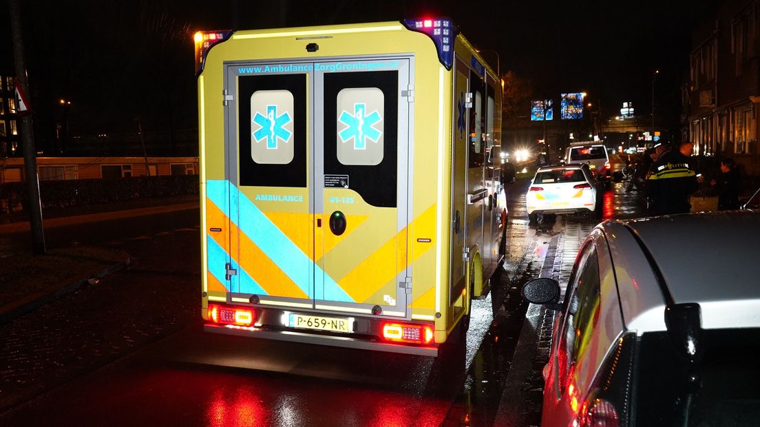 Een ambulance op het Hoendiep in Stad