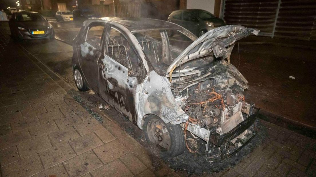 Een van de uitgebrande auto's