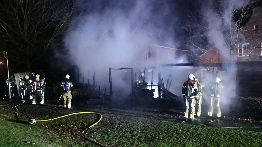 Brandweerkorpsen uit Bergentheim, Vroomshoop en Hardenberg bestrijden het vuur