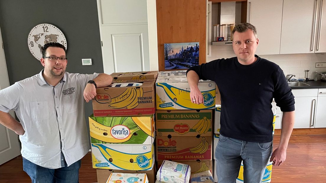 Thijs Sander (l) van Assen voor Oekraïne en Harmjan Sloots bij ingezamelde goederen in Assen