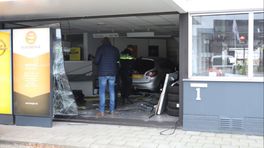 Auto rijdt showroom autobedrijf binnen in Stadskanaal: twee gewonden