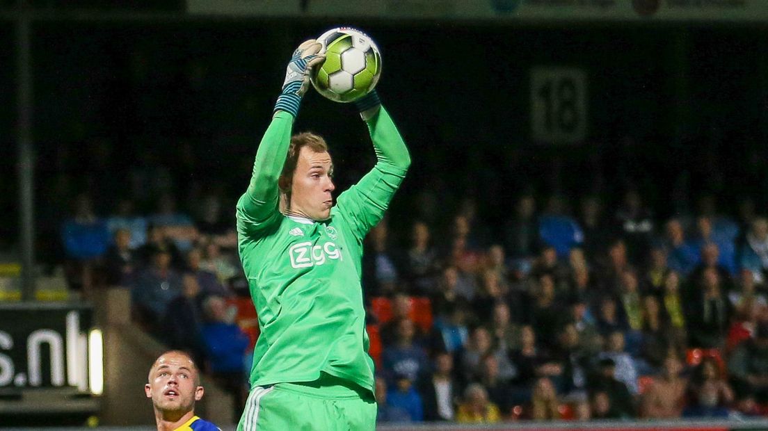 Van Bladeren plukt de bal uit de lucht namens Jong Ajax tijdens de uitwedstrijd tegen Cambuur Leeuwarden.
