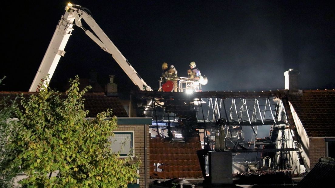 Hoogwerker van de brandweer bij uitslaande woningbrand in IJzendijke