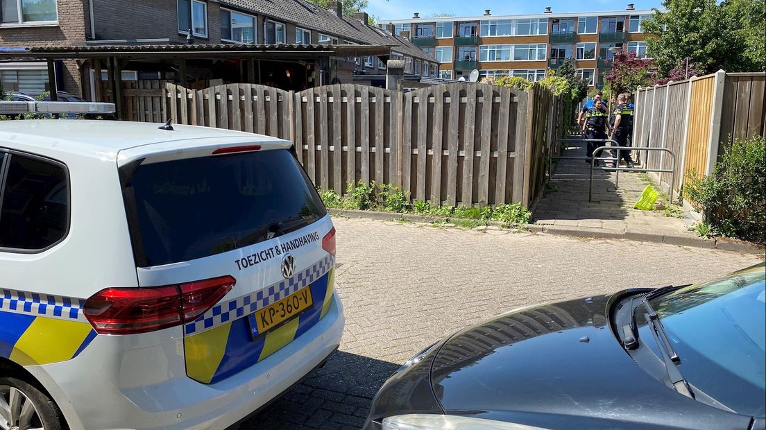 Politie en toezichthouders van de gemeente in de omgeving van de woning waar de illegale kapper was gevestigd