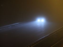 Gladde wegen en dichte mist: KNMI waarschuwt met code geel