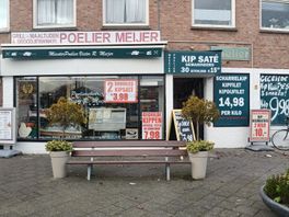 Poelier Victor Meijer haalt reclameborden van plein na waarschuwing: 'Ze staan niemand in de weg'
