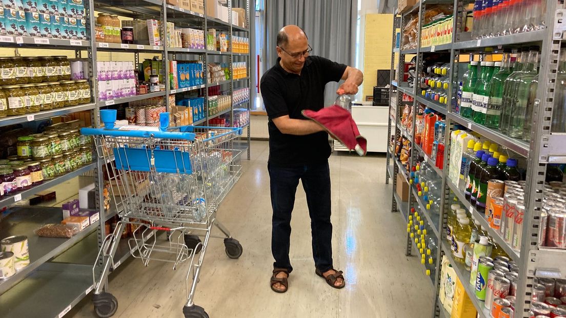 Fatah kijkt of de flessen niet plakkerig zijn.