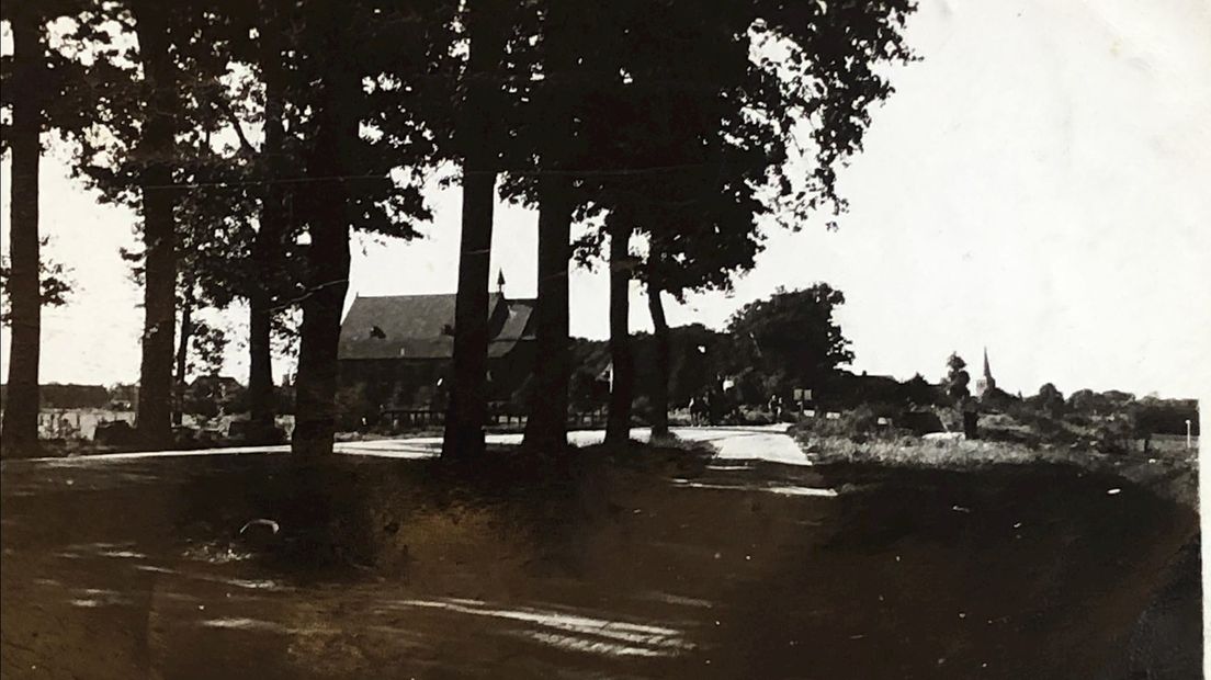 De situatie in 1945: het zicht op de Theresiakerk vanuit de richting Hengelo