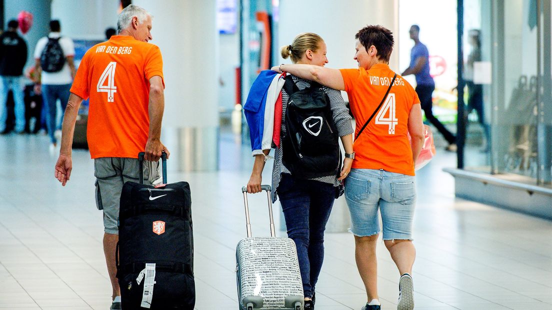 Mandy van den Berg wordt op Schiphol opgehaald na een verblijf in het buitenland