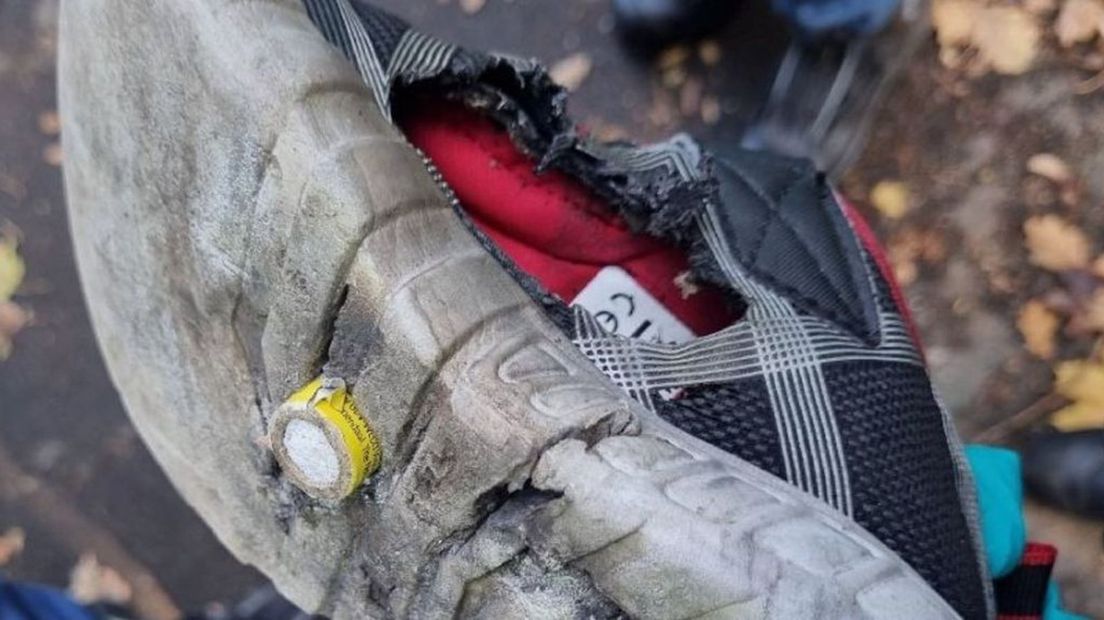Het stuk vuurwerk dat bij een vuurwerkchallenge dwars door de zool van de schoen ging.