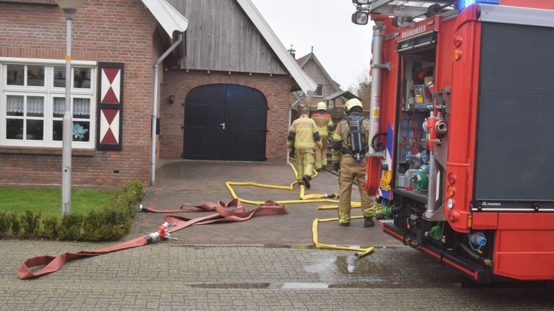 Aan de Haarspit in Vriezenveen is een schuur in de as gelegd