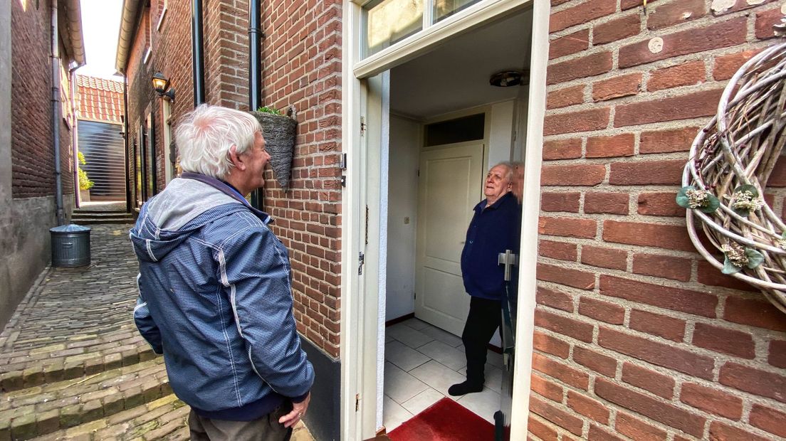 Jan de Graaf in gesprek met zijn voormalige buurjongen Klaas Koelewijn aan de Havendijk