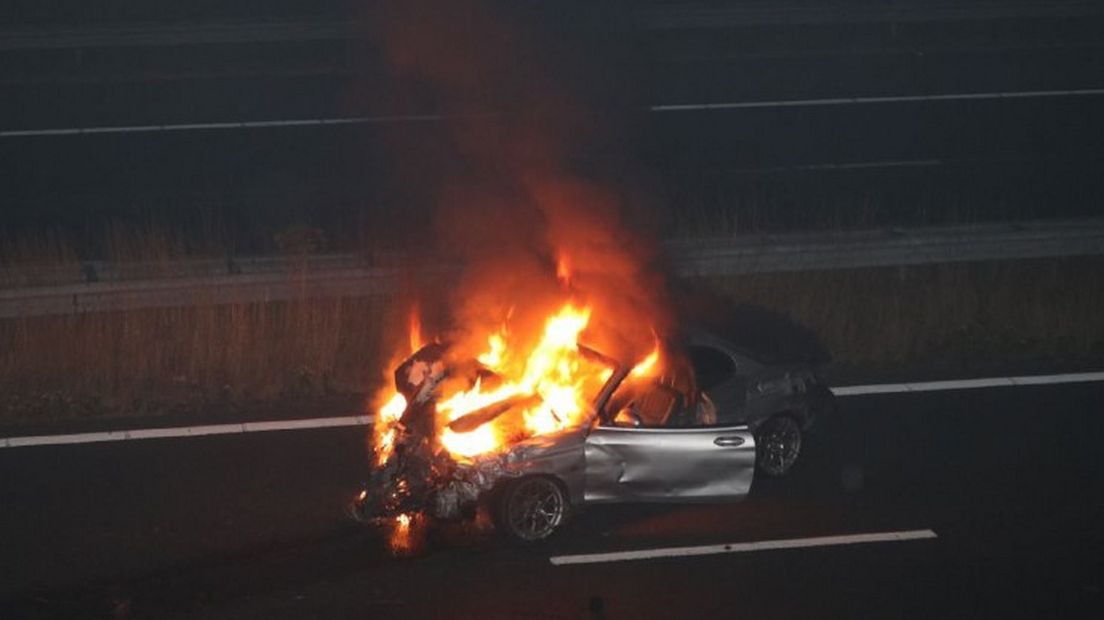 De brandende auto