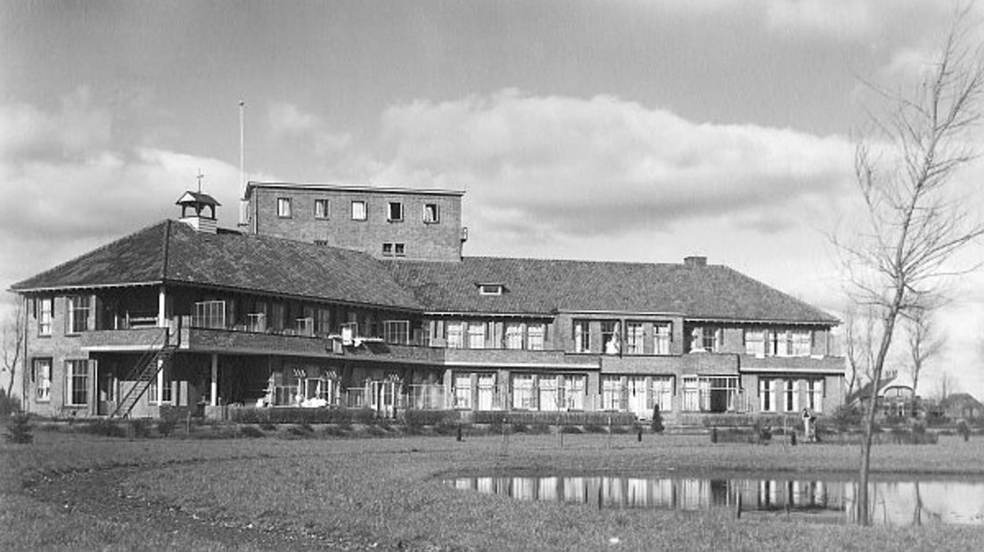 Het oude Diaconessenhuis werd gebouwd in de jaren '30. In 2023 wordt de locatie klaargemaakt voor een nieuwe bestemming
