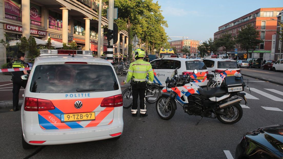 Politie ter plaatse na een steekpartij aan de Vaillantlaan in Den Haag