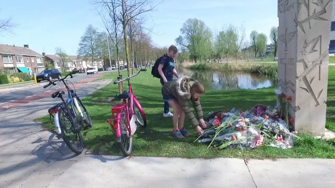 Bloemenmonument voor verongelukte Rhodé Zondag