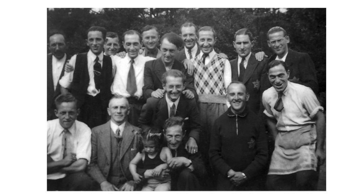 Een groepsfoto uit werkkamp Twilhaar, vermoedelijk gemaakt voor de familie Bollegraaf. Staand vierde van links in wit overhemd Jacob Bollegraaf. De oudere man tweede van links onder is Simon Bollegraaf
