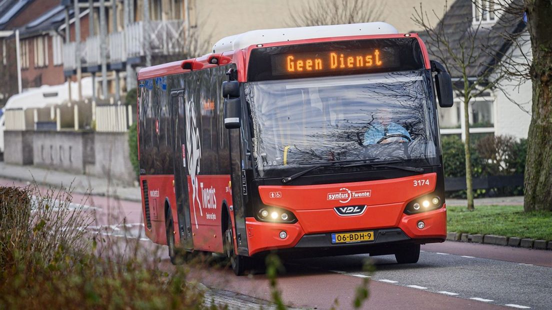 Een bus passeert het station van Delden tijdens een staking van het streekvervoer en regionaal vervoer.