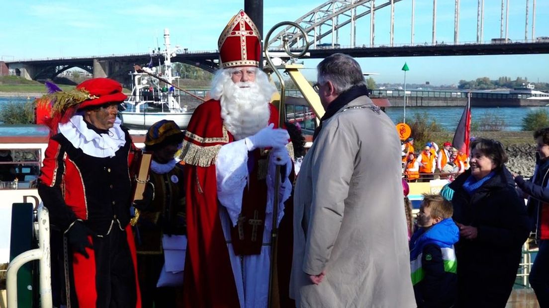 Sinterklaas wordt ontvangen door de Nijmeegse burgemeester Hubert Bruls.