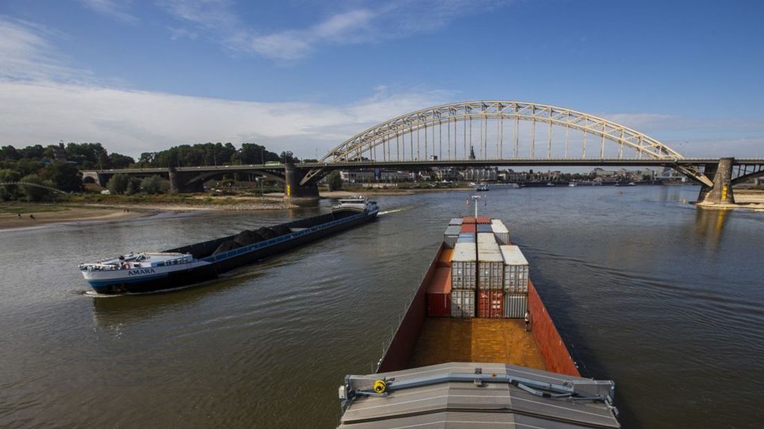 De binnenvaart op de Waal bij Nijmegen, ter illustratie.