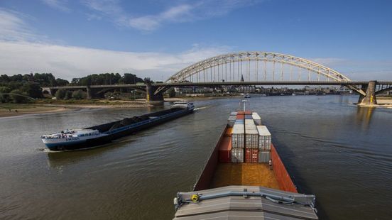 Een schip dat draait op de IJssel, hoe bijzonder is dat?