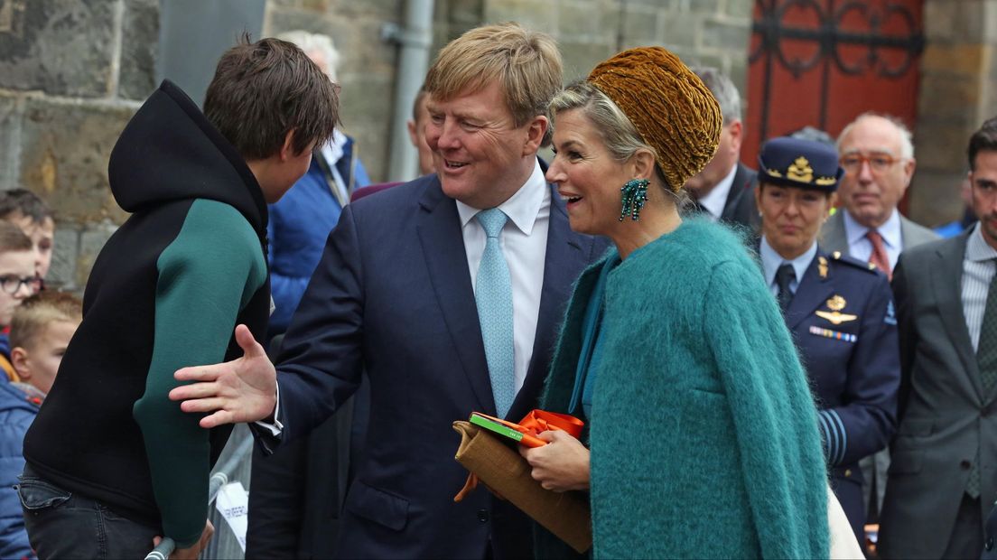 Koning Willem-Alexander en Koningin Máxima tijdens een eerder bezoek aan Oldenzaal.