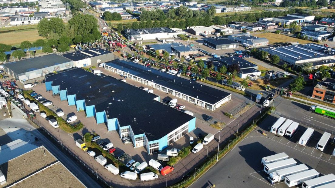 Zicht vanuit de lucht: bovenaan is goed te zien hoe boeren de toegangsweg naar het distributiecentrum in Zwolle geblokkeerd hebben