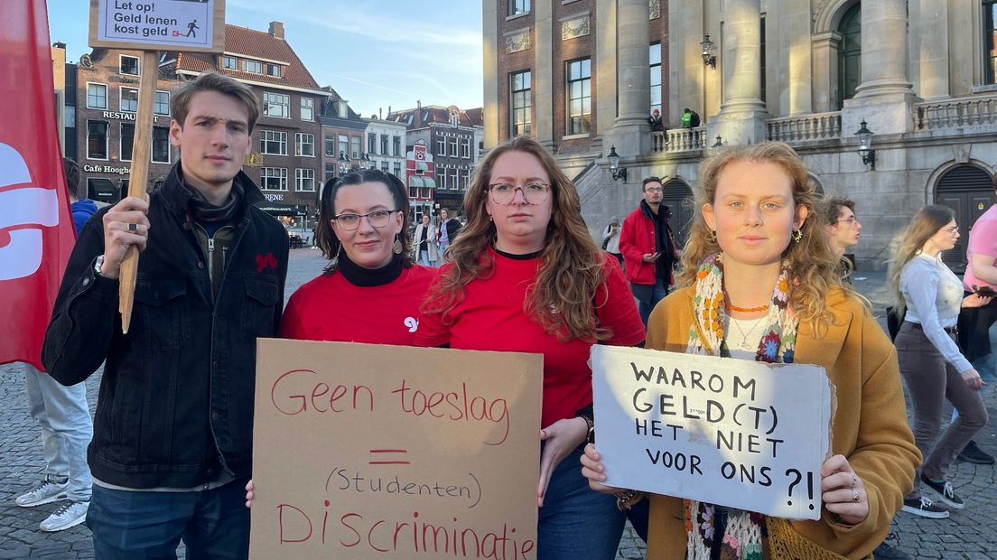 Een viertal studenten dat op het protest is afgekomen