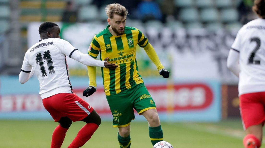 ADO Den Haag-middenvelder Titouan Thomas snelt voorbij Aurelio Oehlers van Jong FC Utrecht