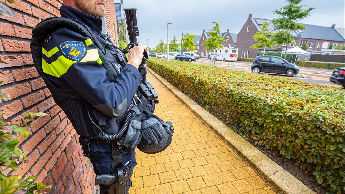 De Zwollenaar werd in zijn bovenarm geraakt