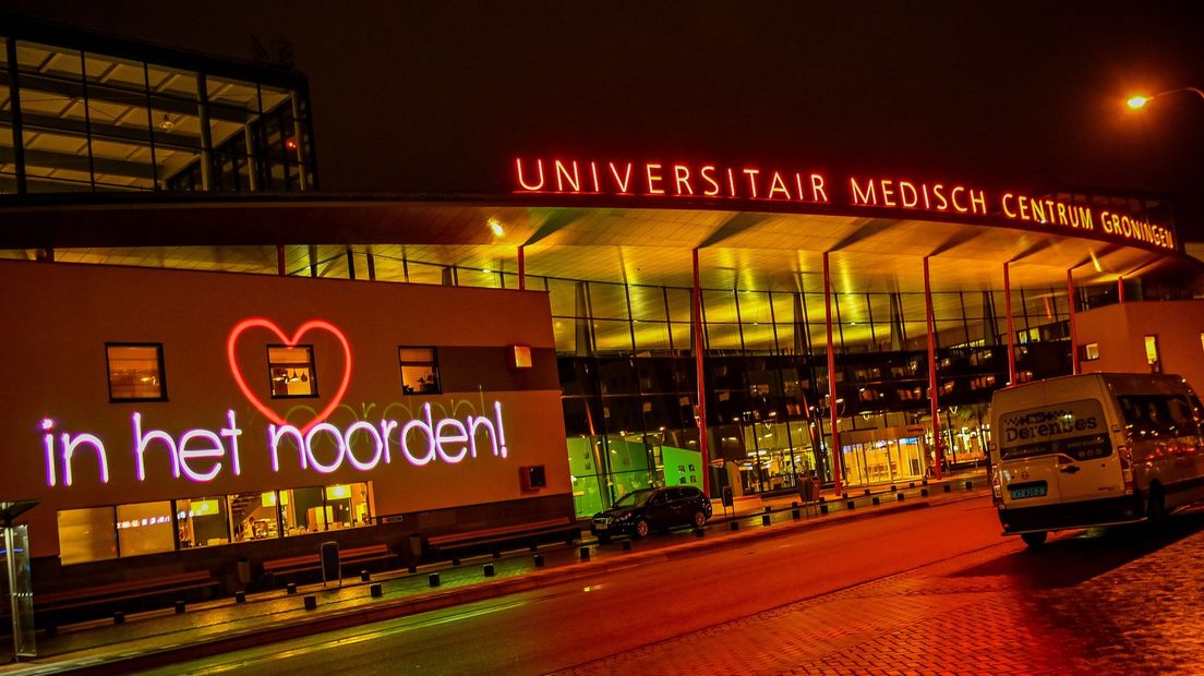 Op het Universitair Medisch Centrum Groningen (UMCG) wordt de tekst "Laat het hart kloppen in het Noorden" geprojecteerd