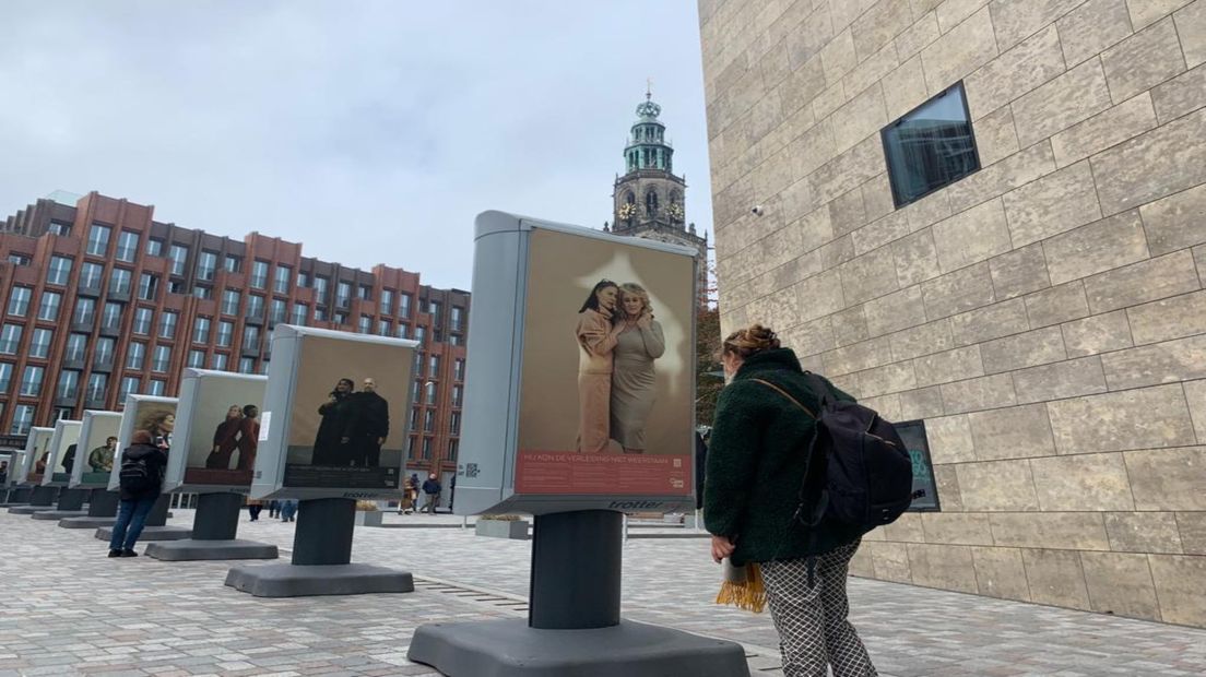 Mensen bekijken de expositie op de Nieuwe Markt
