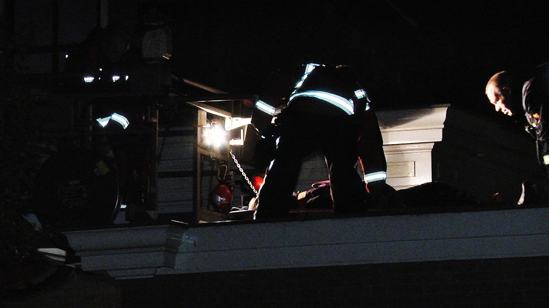 Gewonde man van dak gehaald in Hoogeveen (Rechten: Harm Meter)