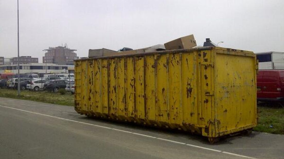 Transportcontainer met afval gedumpt in Barneveld
