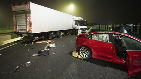 Enorme vertraging op A12 na ongeluk met vrachtwagen. Enorme vertraging op A12 na ongeluk met vrachtwagen.