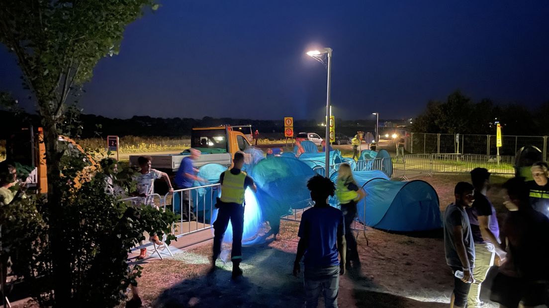 De autoriteiten verwijderen de blauwe tentjes