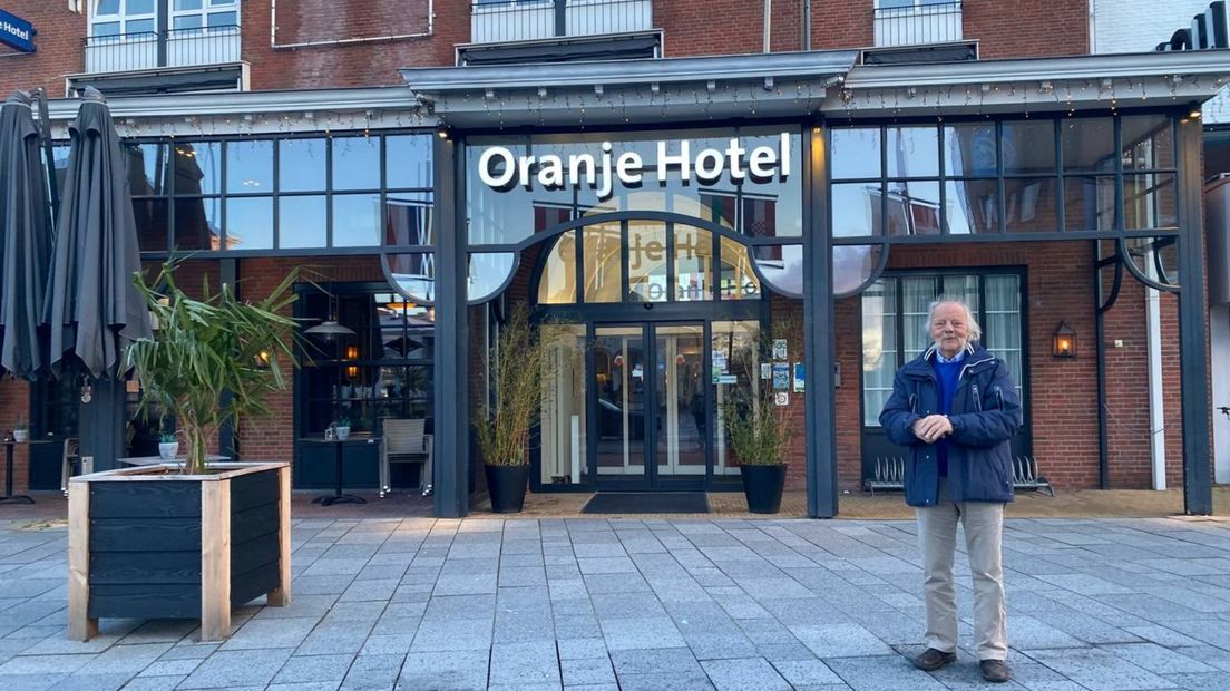 Jaap Nienhuis voor het Oranje Hotel in Leeuwarden