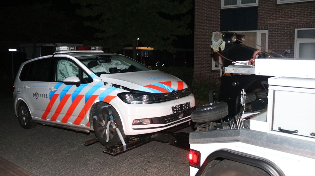 De politieauto wordt weggesleept