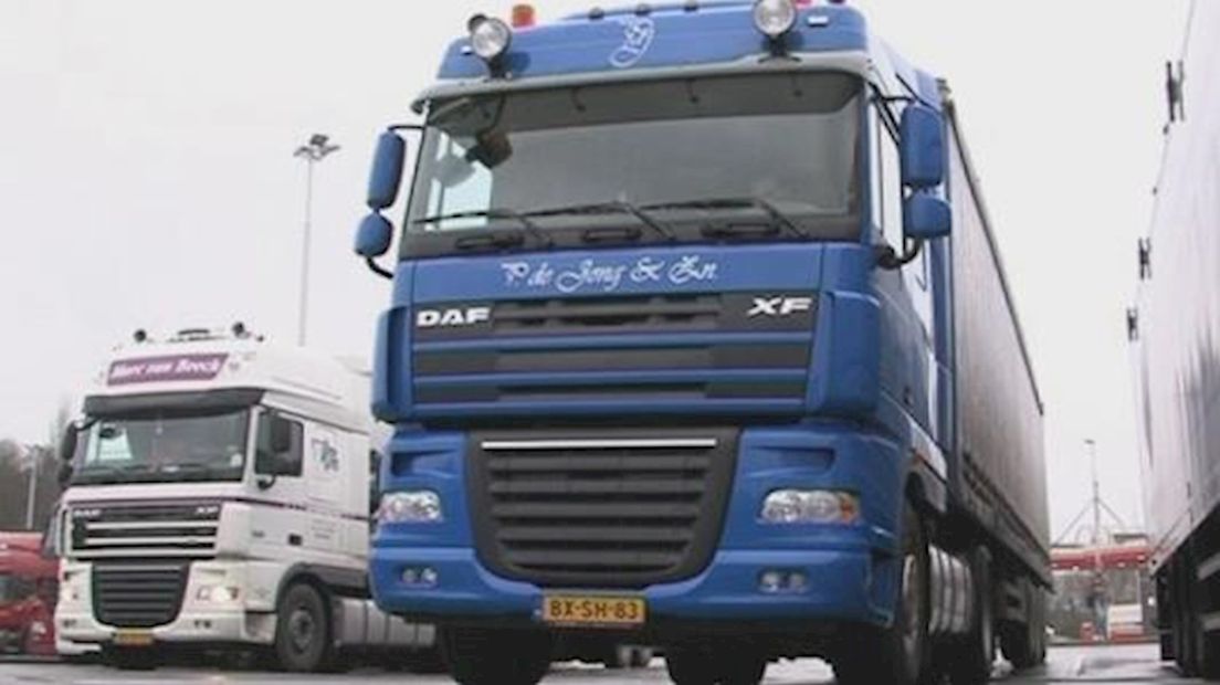 Vrachtwagens opengesneden in Rijssen