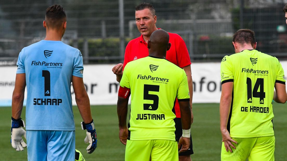 Berry Smit spreekt zijn spelersgroep toe