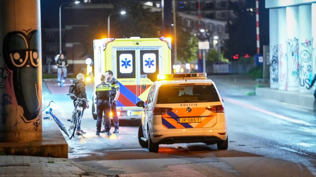 Politie en ambulance bij het viaduct waar de fietser viel