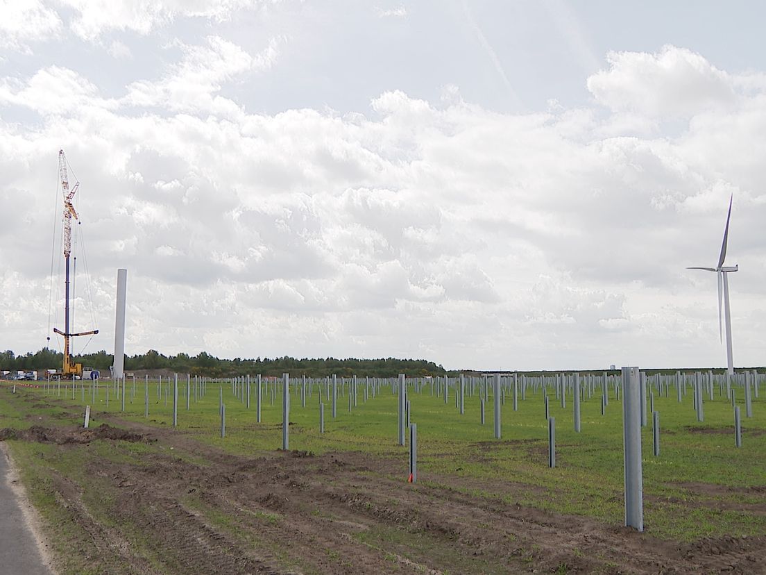 De eerste windmolen op Energiepark Pottendijk werd in mei geplaatst