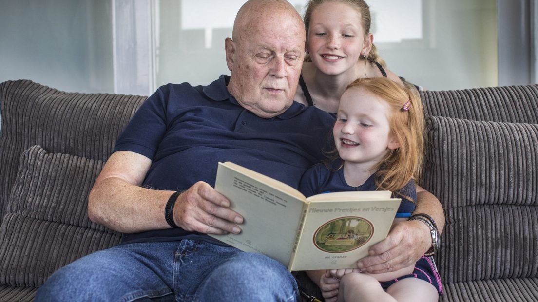 Leo van der Velde leest voor aan Rachel en Chloë