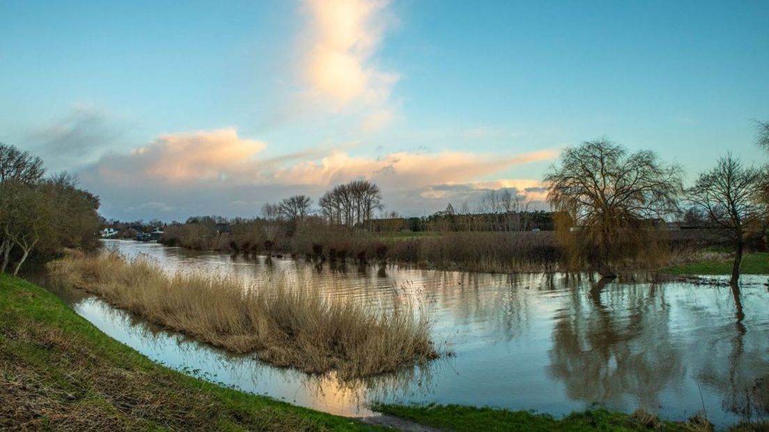 Licht bewolkt boven de hoge Linge