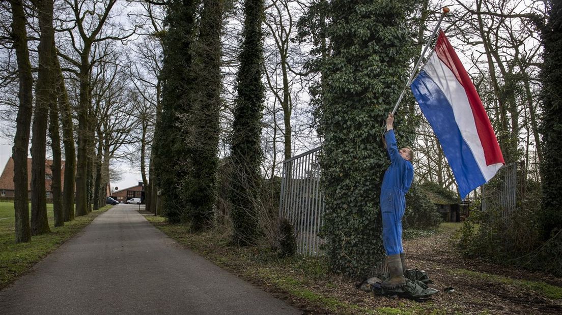 Melkveehouder Walter Luttikhuis in Tubbergen draait de Nederlandse vlag weer 'goed om'