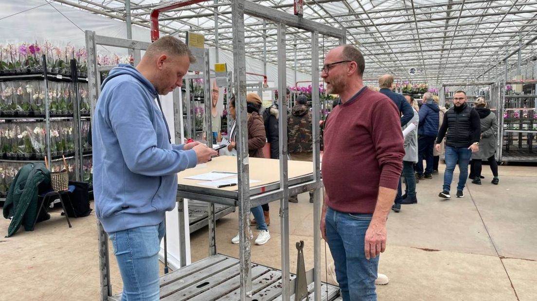 Peter Polling in gesprek tijdens banenmarkt in kas